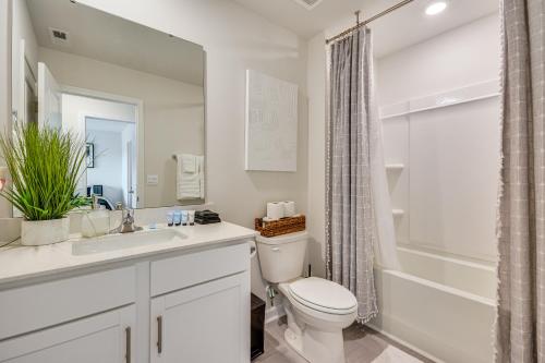 Gallery image of Modern Townhome with Private Yard in Kernersville! in Kernersville