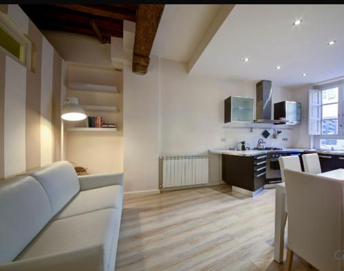 Kuchyň nebo kuchyňský kout v ubytování Golden Lily Lucca- Centro Storico