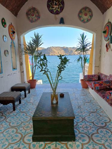 a room with a table with a view of the water at Miskaa Nubian House in Naj‘ Tinjār