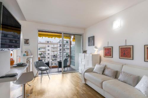 - un salon blanc avec un canapé et un bureau dans l'établissement Lumiere Du Matin San Felice - Happy Rentals, à Menton