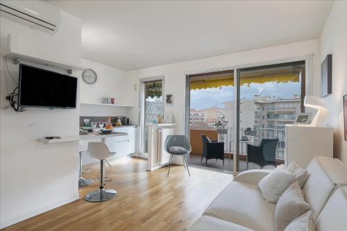 un salon avec un canapé et une table avec des chaises dans l'établissement Lumiere Du Matin San Felice - Happy Rentals, à Menton