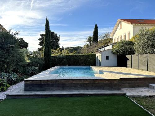 une piscine dans la cour d'une maison dans l'établissement Le petit Paradis - vue mer - Piscine, à Sanary-sur-Mer