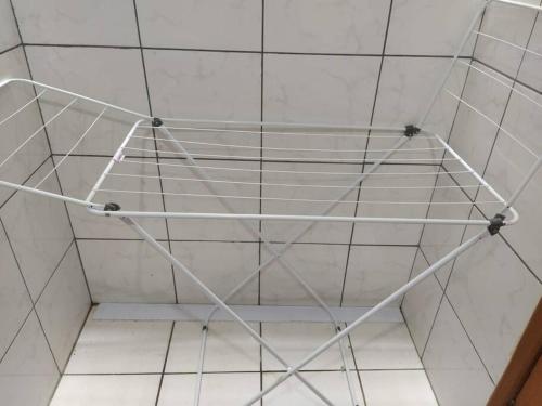 a shelf in a shower with white tile at 101 Apt funcional prox ao centro in Vitória da Conquista