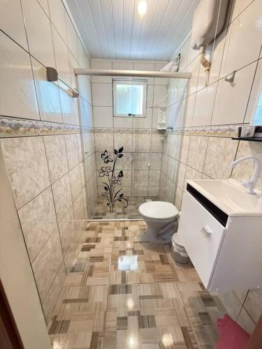 Ένα μπάνιο στο Casa com Piscina em Pontal do Sul