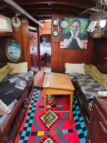 une chambre avec un canapé et une table dans un bateau dans l'établissement Voilier Santana à Cannes, à Cannes