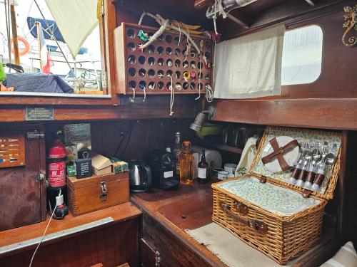- un bar dans un bateau avec un panier de bouteilles de vin dans l'établissement Voilier Santana à Cannes, à Cannes