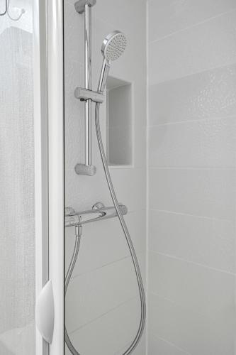 une douche avec pommeau de douche dans une salle de bain dans l'établissement Casa Enna, à Rueil-Malmaison