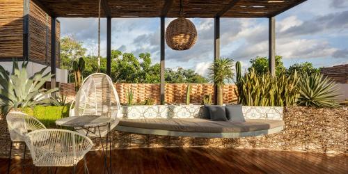 Fantastic 6BR Luxury Penthouse Villa 12ppl Rooftop Pool & Bathtubにあるシーティングエリア