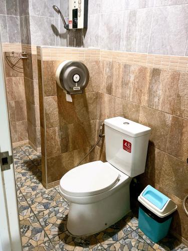 a bathroom with a toilet and a trash can at ท่าช้างรีสอร์ท กาญจนบุรี in Kanchanaburi