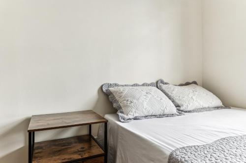 Katil atau katil-katil dalam bilik di Empire Blvd Guest House