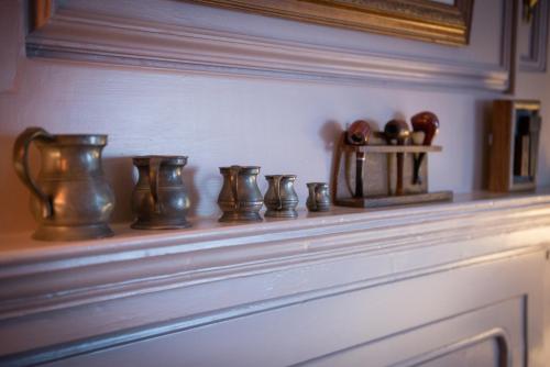 Comodidades para preparar café e chá em 1777. At The Albion