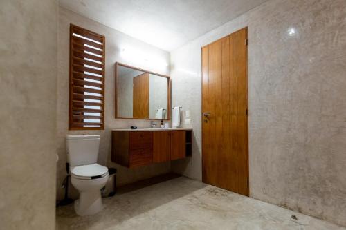 Bilik mandi di Departamentos Central by VIATO