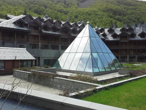 a pyramid shaped glass pyramid in front of a building at Bilocale nel Resort con terrazzo - Val di Luce in Abetone