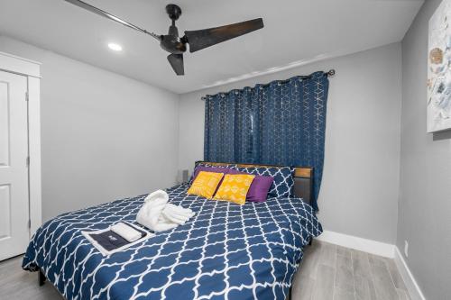 休斯顿Comfy 2BR in Prime Spot with Free Parking and Pool的一间卧室配有蓝色的床和色彩缤纷的枕头