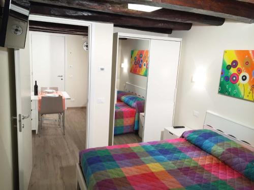 een slaapkamer met twee bedden en een eetkamer met een tafel bij Musicasa Vacanza in Muscletto