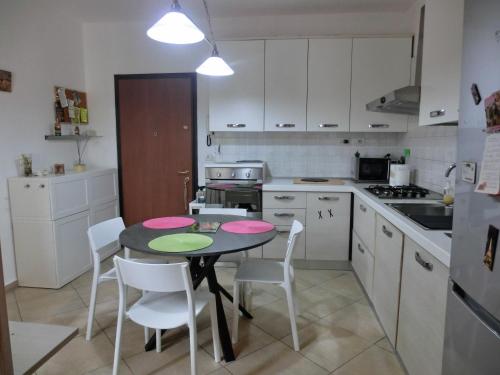a kitchen with a table with pink plates on it at Stefy House in Lastra a Signa