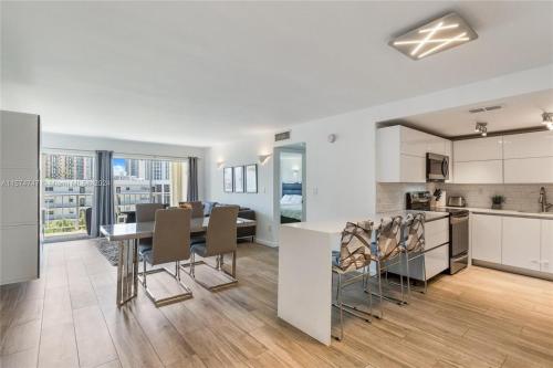 サニー・アイルズ・ビーチにあるSkyline Paradise in Sunny Isles Beachのオープンキッチン、ダイニングルーム(テーブル、椅子付)