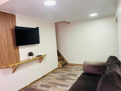Μια τηλεόραση ή/και κέντρο ψυχαγωγίας στο Arriendo diario en Caldera