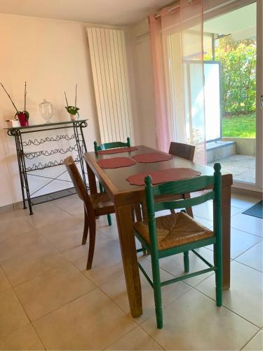 une salle à manger avec une table et des chaises en bois dans l'établissement La Houblonnière, à Colmar