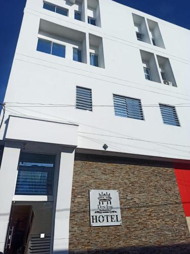 CiénagaにあるHotel Don Joseのホテルの看板が目の前にある建物