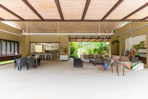 アナポイマにあるBeautiful 4BR Villa at Mesa de Yeguasの木製天井の広いリビングルーム