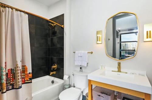 Vannituba majutusasutuses Muse- Morgan Wallen Speakeasy and Giant Balcony