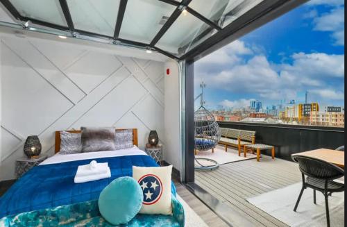 Voodi või voodid majutusasutuse Muse- Morgan Wallen Speakeasy and Giant Balcony toas