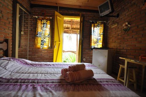 Giường trong phòng chung tại Chalés City Camael