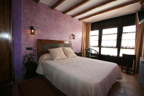 Säng eller sängar i ett rum på Posada-Spa Privilegio de Vara