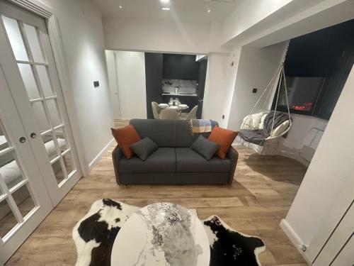 una sala de estar con un sofá y una mesa en Cozy & Modern Apartament in the Heart of the City, en Craiova