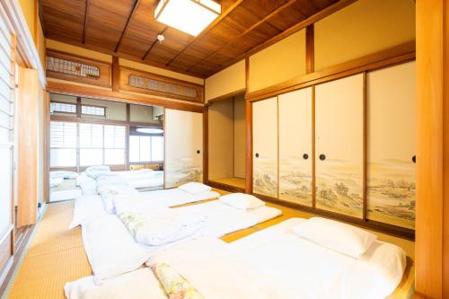 GojōSAKURA Ideal Base for Yoshino & Koyasan的房间里的一排白色的床