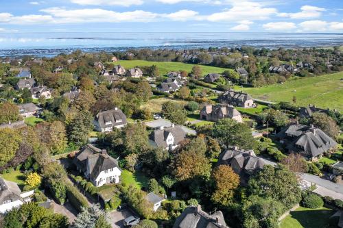 an aerial view of a residential neighborhood with houses at Dohlenhof Das Scheunentor in Keitum