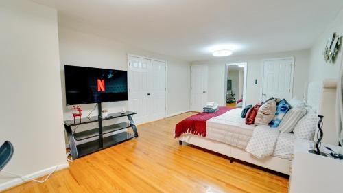 Μια τηλεόραση ή/και κέντρο ψυχαγωγίας στο Gorgeous 5BR & 3BA Spacious Home 2 minutes from MGM