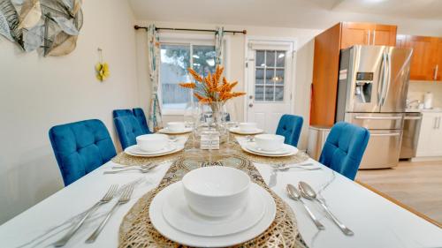 Η κουζίνα ή μικρή κουζίνα στο Gorgeous 5BR & 3BA Spacious Home 2 minutes from MGM