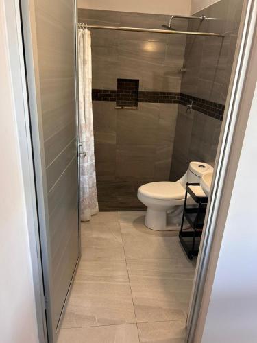 El SargentoにあるCasa Miguelのトイレとガラスのシャワー付きのバスルーム