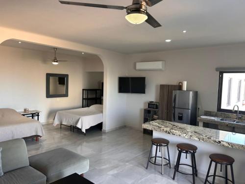 El SargentoにあるCasa Miguelのベッド2台、キッチン、リビングルームが備わる客室です。