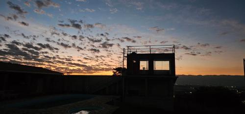 a view of the sunset from a building at Container mirante do vale in Pindamonhangaba
