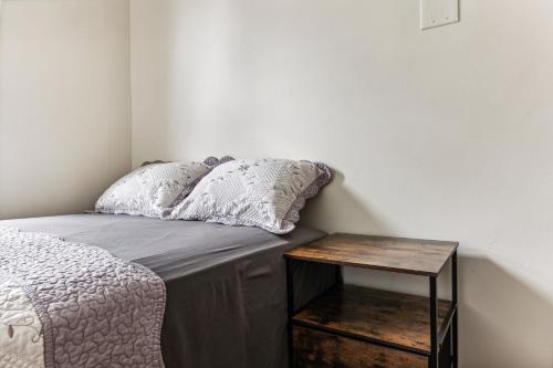 Katil atau katil-katil dalam bilik di Empire Blvd Guest House