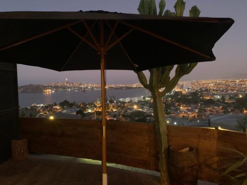 a black umbrella sitting on top of a balcony at Loft alturas de la herradura in Coquimbo