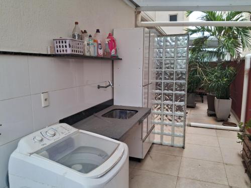 a bathroom with a toilet and a sink at Show de apartamento na Praia do Morro - Guarapari in Guarapari