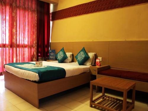 Un pat sau paturi într-o cameră la Raj Resort, Bogmalo Beach, Goa