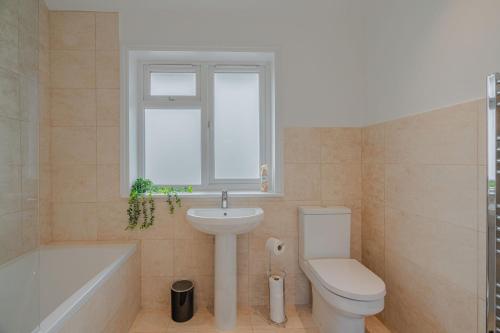 Et badeværelse på Charming Putney Family Home Near Central London