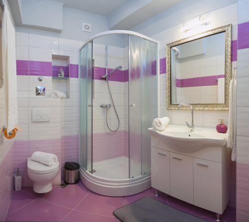 un bagno con doccia, WC e lavandino di Apartments Tonis a Spalato (Split)