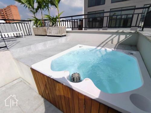 a hot tub on the roof of a building at Cali - Apartaestudios Edificio Miro Living Refugio in Cali