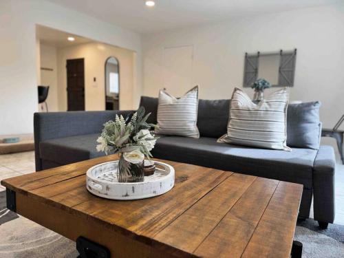 Posezení v ubytování Sunny Retreat HUGE Single Level Home with large yard