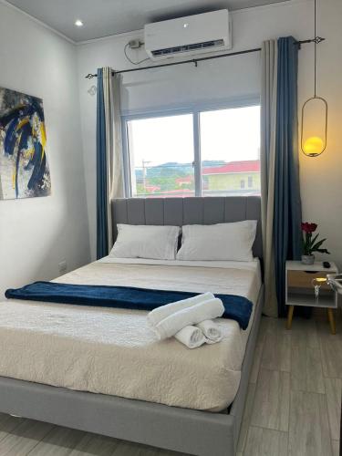 a bedroom with a large bed with towels on it at Apartamento 2 habitaciones a 15 minutos del Aeropuerto in San Pedro Sula