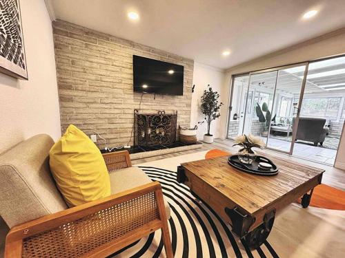 TV a/nebo společenská místnost v ubytování Sunny Retreat HUGE Single Level Home with large yard