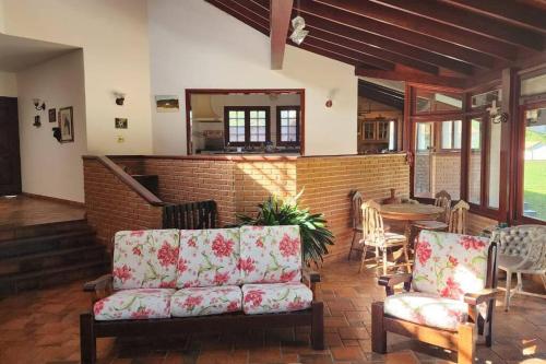 Coin salon dans l'établissement Recanto Itapeva Garden