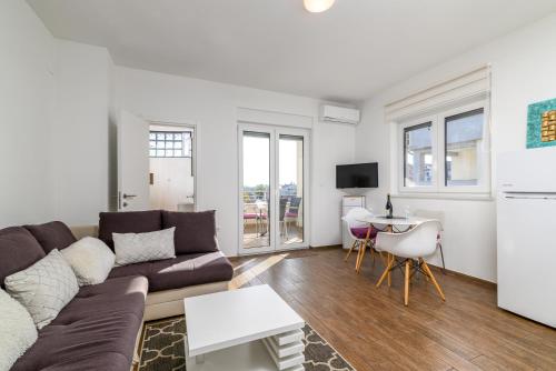 Family-friendly apartments with swimming pool Pula - 23595