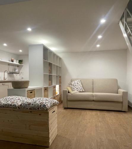 ein Wohnzimmer mit einer Couch und einem Bett in der Unterkunft Apuliantales Bari-Cozy Suite in Carbonara di Bari